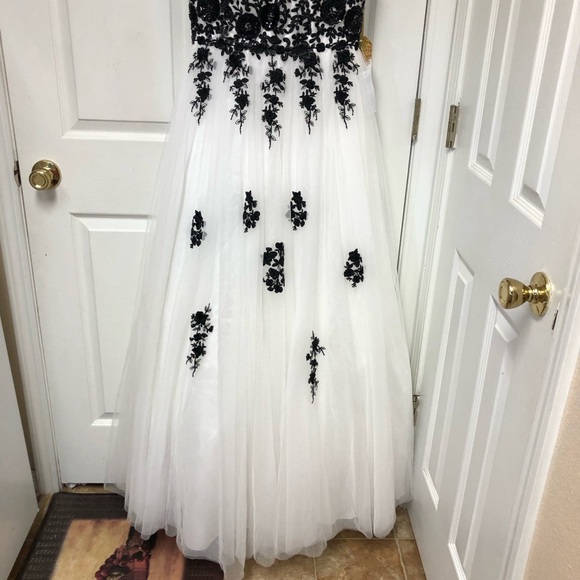 🎉🎉🎉HOST PICK!!! 🎉🎉🎉TLC Say Yes Created For Macy’s Black & White Long Formal Gown - Picture 2 of 16